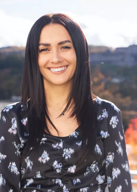 Portrait der Hebamme Shqipone Sopjani